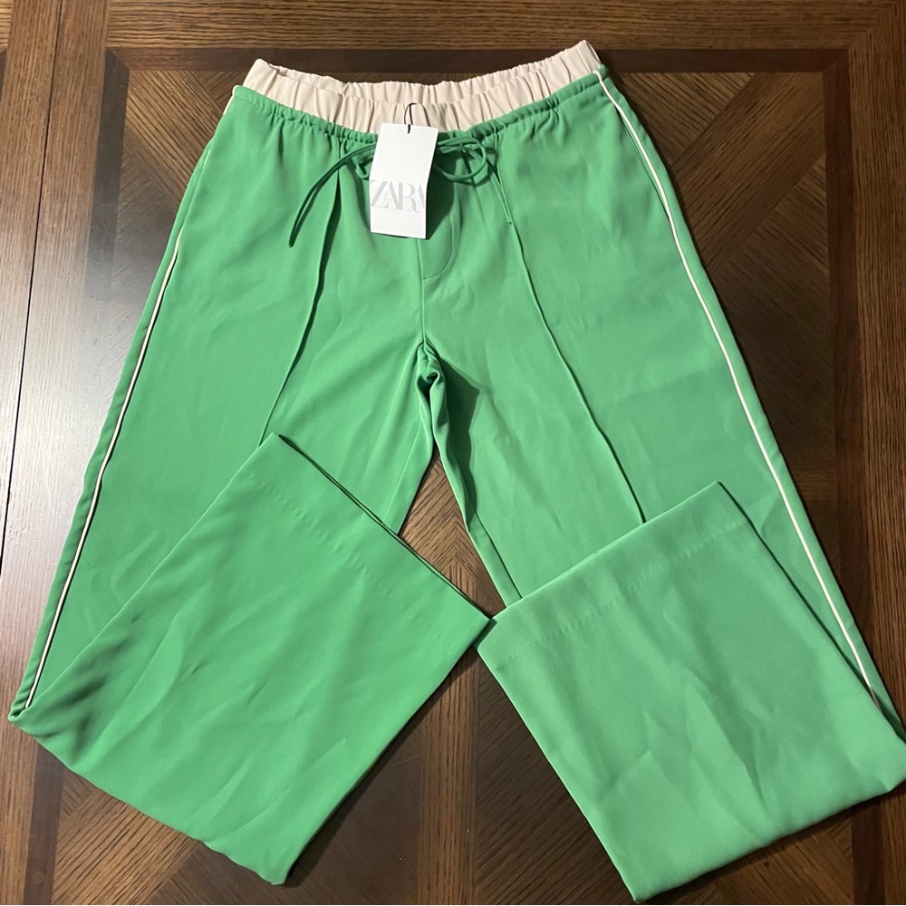 Zara Green Joggers with Elastic Waistband and Relaxed Fit